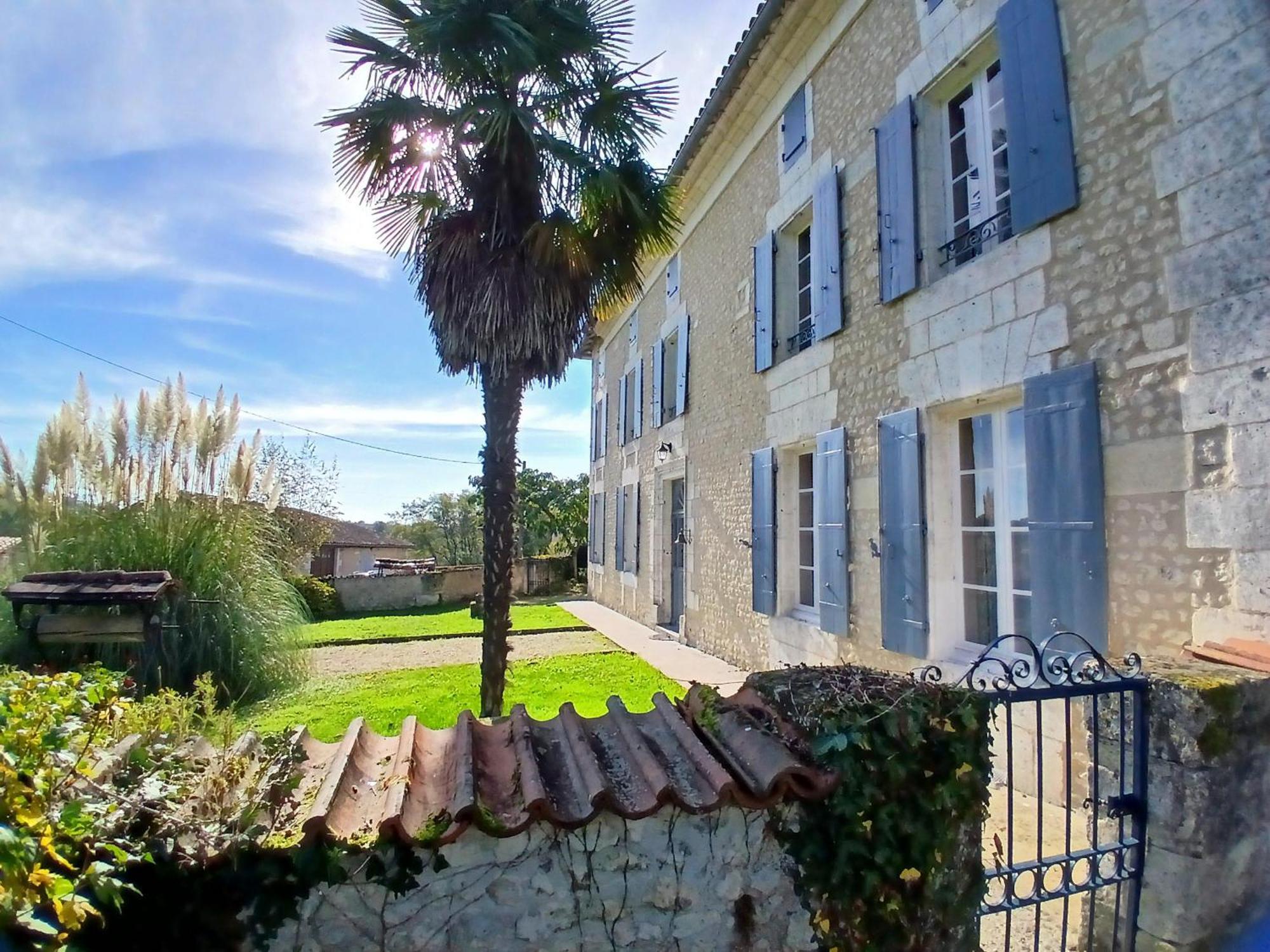 Вилла Langlade Estate Montboyer Экстерьер фото